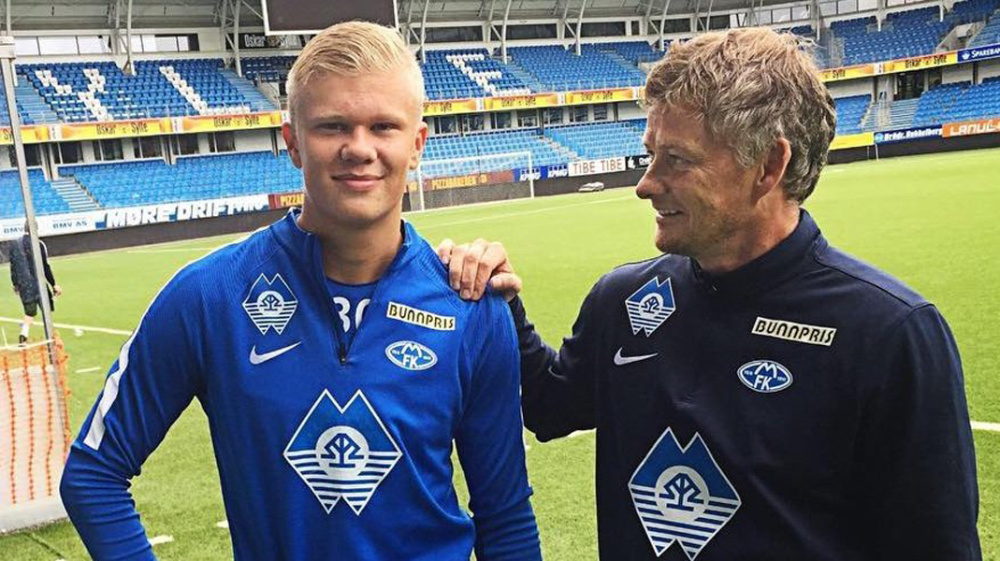 梅西出席梅西杯开幕活动，并与现场小球员们互动（梅西亮相梅西杯开幕式，与现场小球员亲切互动）