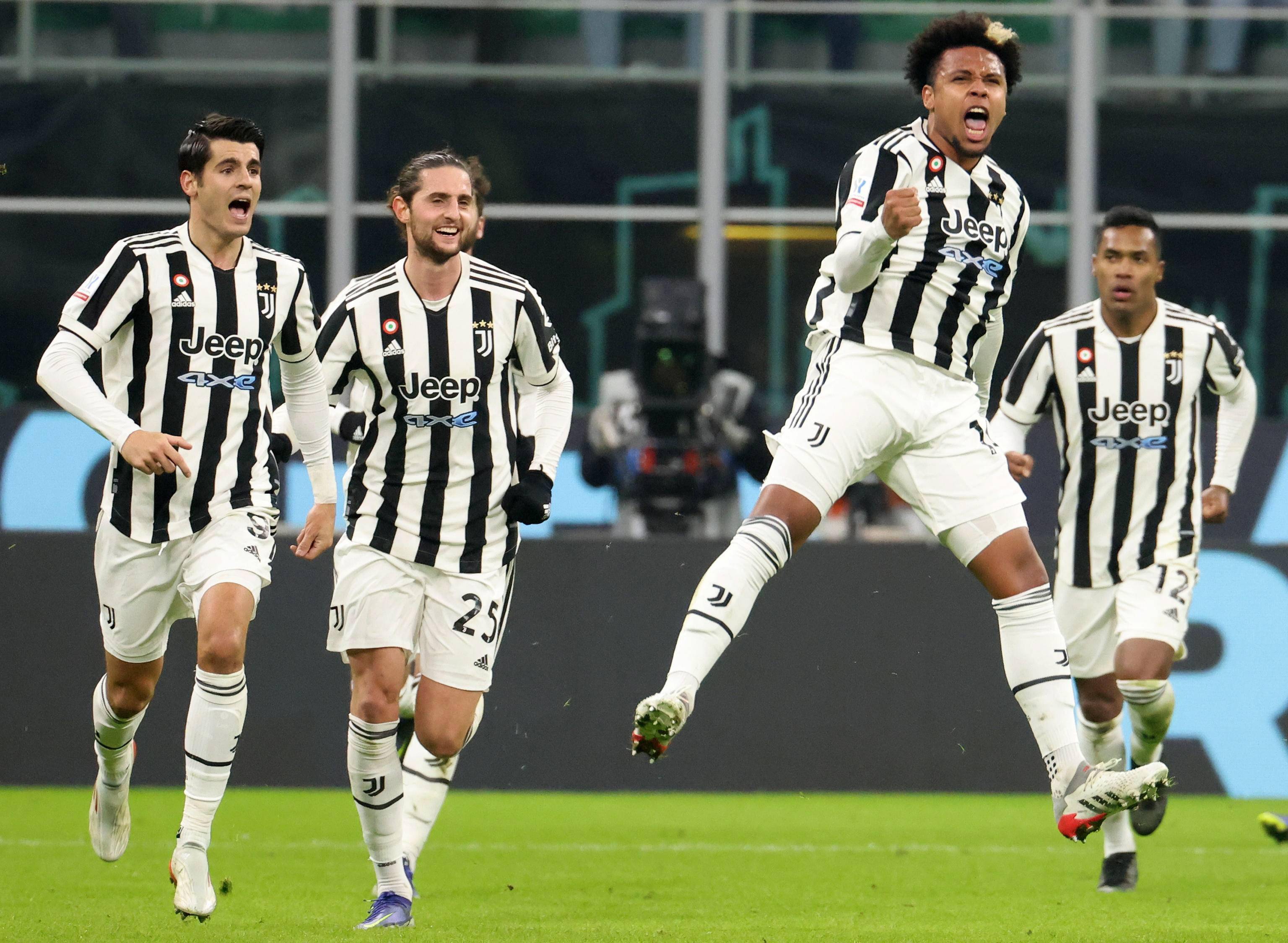 曼联客场不败创英超最长纪录，B费贡献2球1助攻，但防守漏洞明显，积分排名靠后。（曼联客场不败登顶英超纪录，B费2球1助抢眼，防守短板凸显、积分仍靠后）