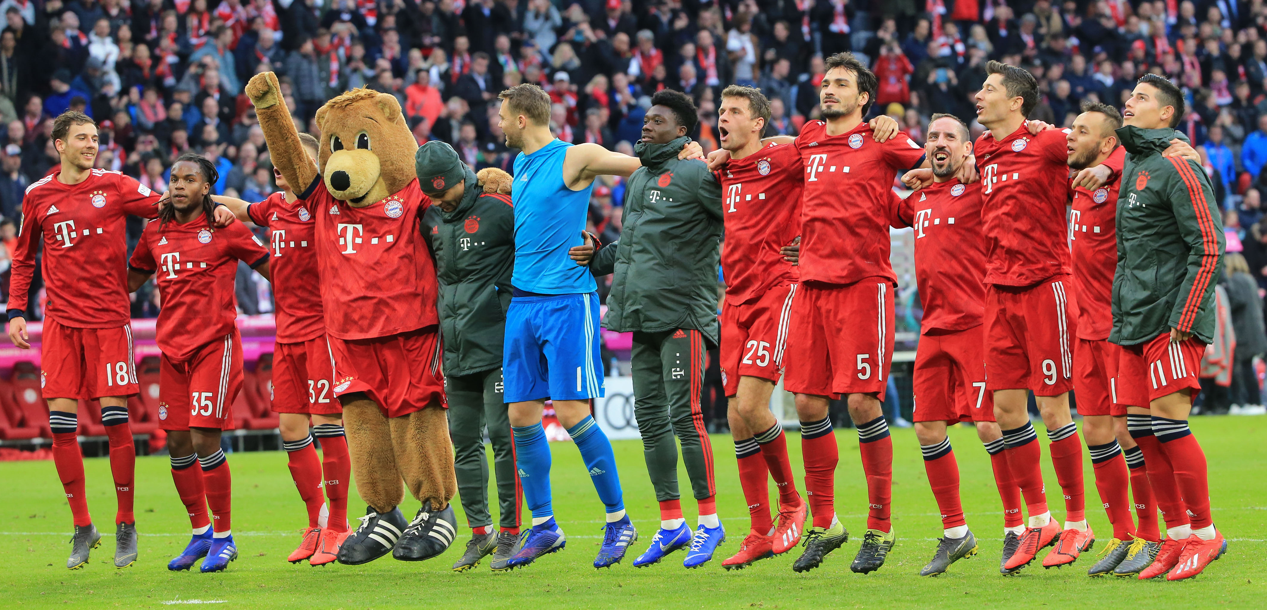 记者守候利物浦基地等待萨拉赫，斯洛特或派其出战国米（记者蹲守利物浦基地等萨拉赫，斯洛特或将让其出战国米）