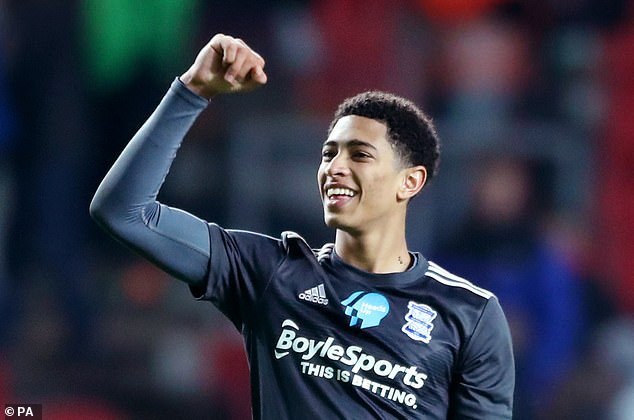 3场3球，成都B队艾孜买提当选中乙10月最佳球员／最佳青年球员（三场三球！成都B队艾孜买提包揽中乙10月最佳球员与最佳青年球员）