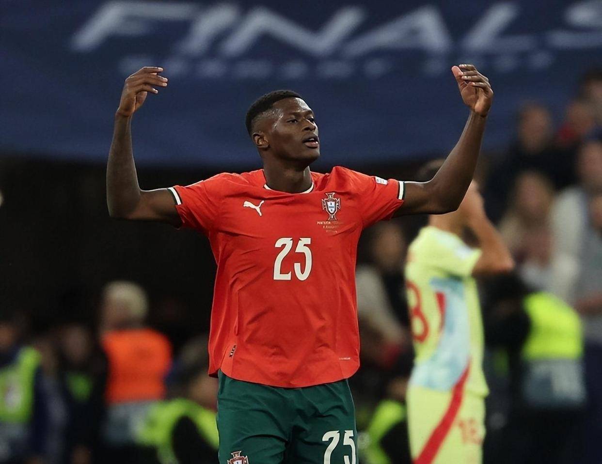 欧冠冠军、世界冠军&前枪手球探：本周寿星“野兽”卡伦布（欧冠与世界杯双冠得主、前阿森纳球探：本周寿星“野兽”卡伦布）