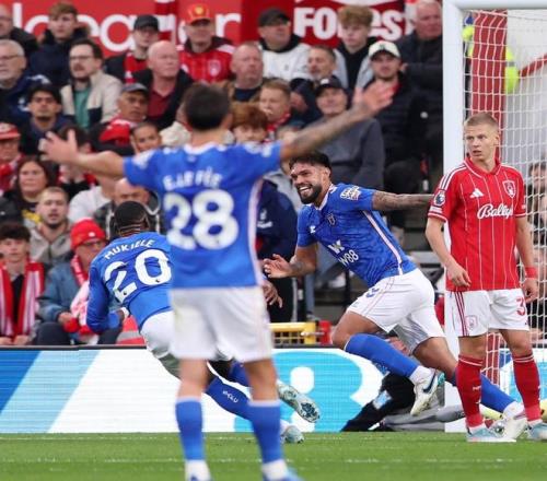 辽宁男篮连续两轮不敌广州龙狮，战绩止步杯赛，阵容调整和外援表现引发争议。（辽宁男篮两负广州龙狮止步杯赛，阵容变动与外援发挥成争议焦点）