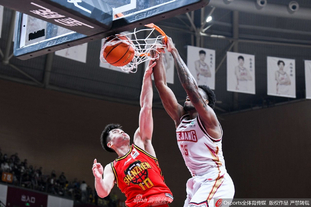 两张合影，一张和老乡一张和金靴。赛前法比奥说这场...（赛前法比奥的两张合影：一张与老乡，一张与金靴）