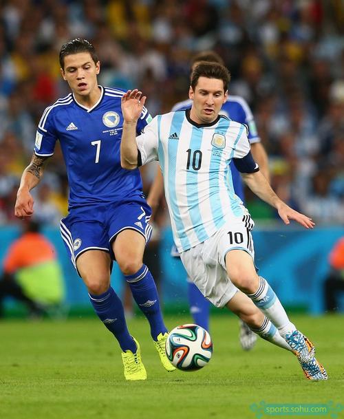 马卡：黄潜有意帕尔特伊，后者目前正面临英国检方指控（马卡报：比利亚雷亚尔有意帕尔特伊，后者正面临英检方起诉）