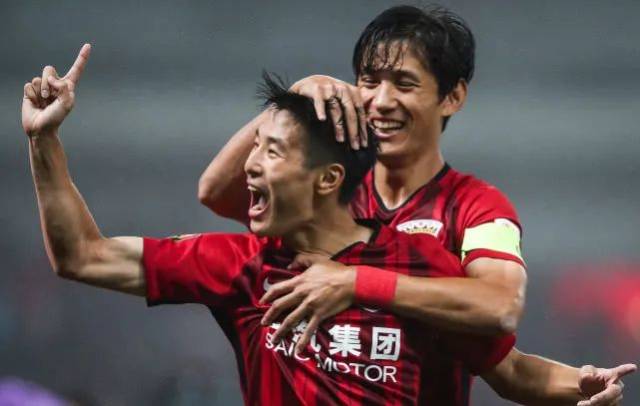 萨利巴：廷贝尔是世界最佳右后卫；英超和欧冠冠军我们都想要（萨利巴：廷贝尔是当今最佳右后卫，我们目标同时拿下英超与欧冠）