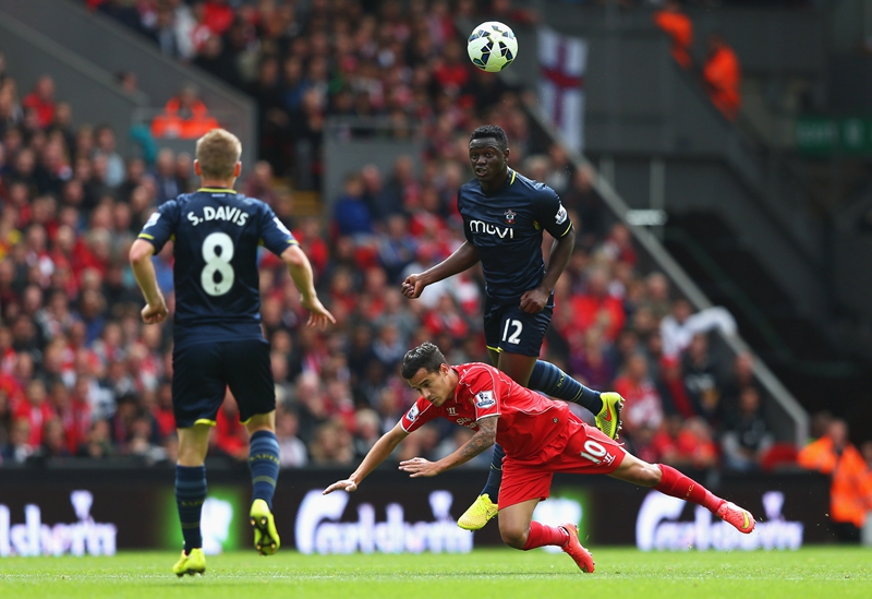 马格德堡球员庆祝进球，不幸跌入2.7米深的沟中但安全逃出（马格德堡球员进球庆祝时失足坠入2.7米深沟，已平安脱困）