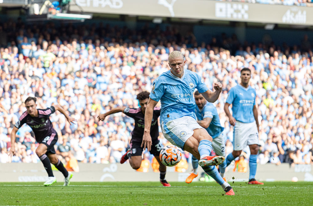 曼联2弃将左右意甲冠军，4500万前锋梅开二度，那不勒斯5连胜登顶（前曼联双将搅动意甲争冠，4500万锋霸梅开二度，那不勒斯豪取五连胜登顶）