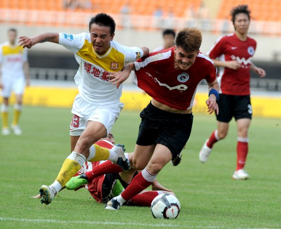 FIFA裁判主席：阿拉伯杯将试点新规，受伤球员罚下场2分钟（国际足联裁判负责人：阿拉伯杯将试行新规，受伤球员需离场2分钟）