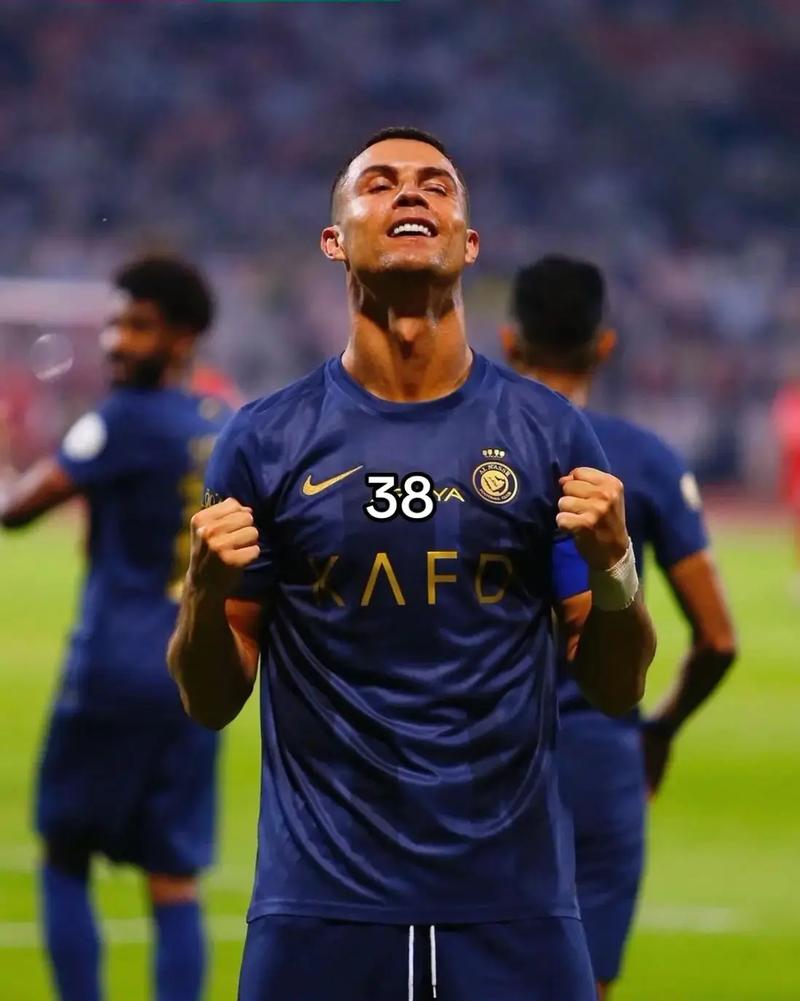 重磅！海港7将有望冲国足，后防线大清洗，杨希挤掉嫡系能成主力？（海港7人竞逐国足席位，后防或将换血，杨希能否挤下嫡系成为主力？）